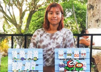 Hermanos crean productos en pixel en San Vicente