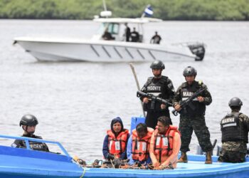 Autoridades presentan droga incautada y lancheros detenidos a 805 millas náuticas de costa salvadoreña