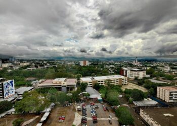 Se mantiene alerta naranja en El Salvador: domingo y lunes serán los días más lluviosos