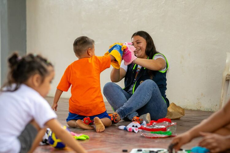 Personal del Instituto Crecer Juntos, el Conapina y otras instituciones desarrollan actividades de esparcimiento para la primera infancia. Foto: Facebook Gabriela de Bukele.