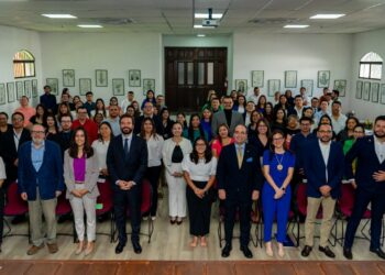 Salvadoreños reciben beca para desarrollar pasantías en España