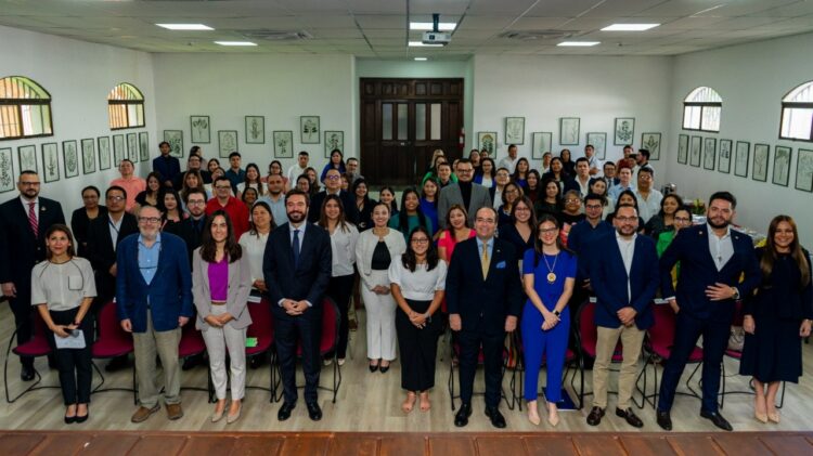 Titulares de diferentes instituciones participaron en el acto donde se oficializó el viaje de los becarios. Foto: Embajada de España.