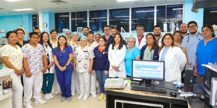 Más de 60 profesionales participaron en la recuperación del paciente que se convirtió en el primer caso de éxito del ECMO. Foto: Jarvyn Muñoz.