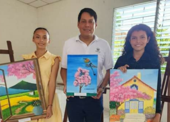 Exponen obras de jóvenes sobre el árbol maquilishuat en San Luis Talpa