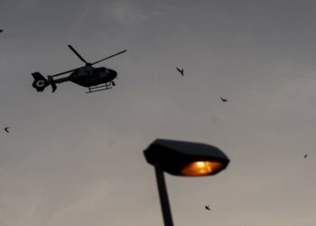 Un muerto y dos desaparecidos tras estrellarse helicóptero en océano frente a Hawai, según autoridades