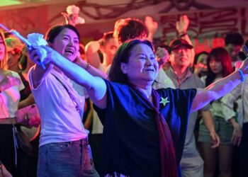 Sordos y oyentes se juntan para bailar en una discoteca de Shanghái