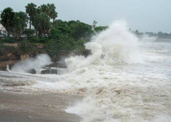 Se muestran las mareas altas después del huracán Beryl en Santo Domingo, República Dominicana. Foto AFP.