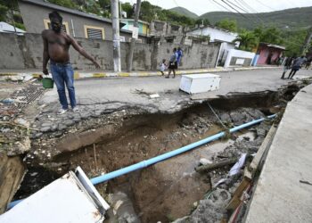Los residentes observan un drenaje dañado en Shooters Hill, Jamaica, después del huracán Beryl el 4 de julio de 2024.  Foto AFP.