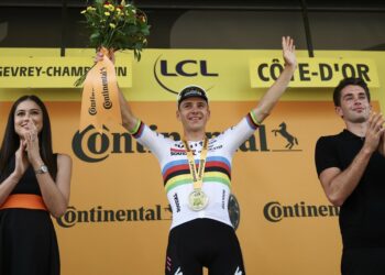Evenepoel gana la contrarreloj en el Tour de Francia, Pogacar sigue líder