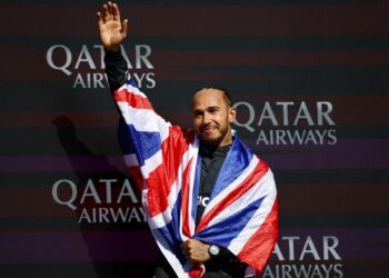 Hamilton pone fin a tres años de sequía al ganar en casa en Silverstone