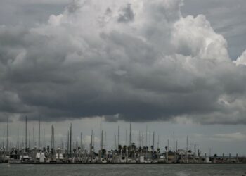 Huracán Beryl entra en Texas causando fuertes lluvias, marejadas y cortes de energía
