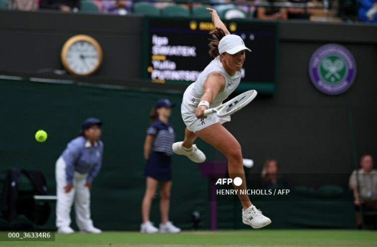 La polaca Iga Swiatek se esfuerza al máximo para ejecutar una devolución, en el duelo ante la kazaja Yulia Putintseva. Fotos/AFP