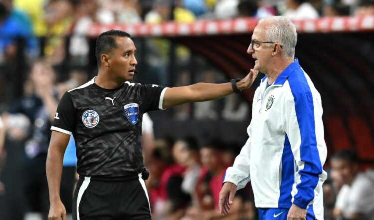 Iván Barton detiene al técnico brasileño Dorival Júnior. Foto AFP