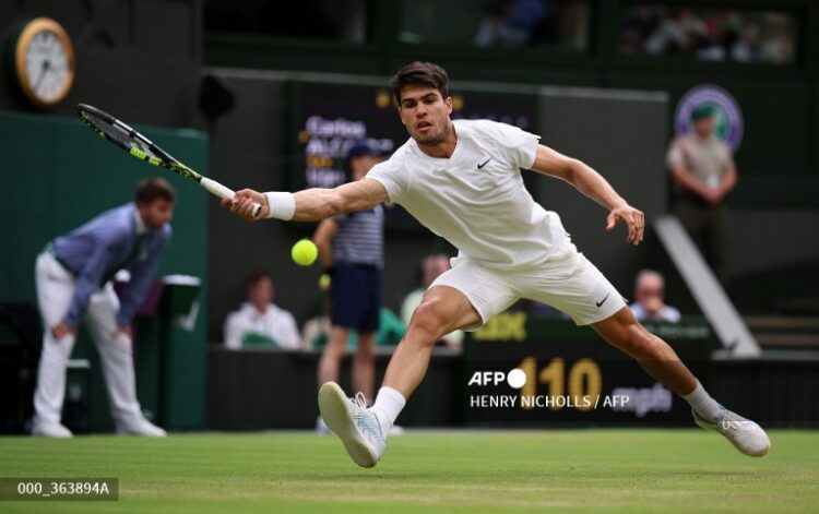 El español Carlos Alcaraz avanzó con paso firme a cuartos de final en Wimbledon. Fotos/AFP