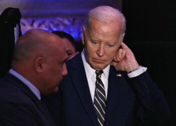 Líderes demócratas pierden confianza en Biden