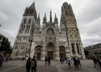 Un incendio se desata en la flecha de la catedral de la ciudad francesa de Ruán