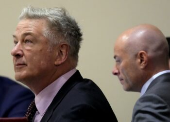 Alec Baldwin violó «reglas fundamentales» de seguridad en el set, afirma Fiscalía