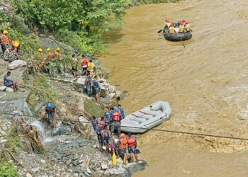 Más de 60 desaparecidos por un deslizamiento de tierra en Nepal