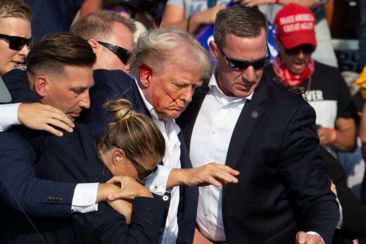 Histórico. El candidato republicano Trump fue bajado del escenario rodeado de agentes del Servicio Secreto en un evento de campaña en Butler Farm Show Inc. en Butler, Pensilvania.  Foto AFP