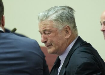 Juicio de Alec Baldwin por homicidio involuntario es anulado por supresión de pruebas