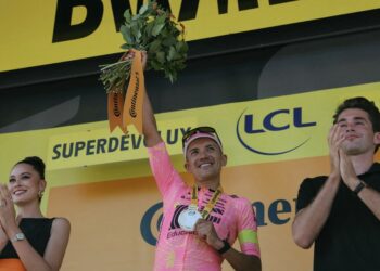 El ecuatoriano Carapaz gana en solitario la 17ª etapa del Tour de Francia