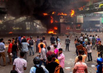 Bangladés decreta toque de queda y despliega a militares tras ola de protestas que deja más de 100 muertos