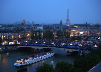 París lanza sus Juegos Olímpicos con una ceremonia pasada por agua