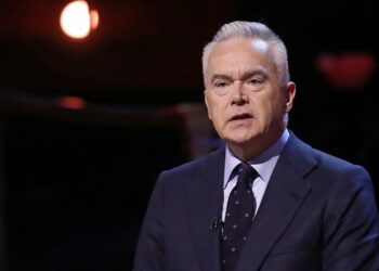 Ex presentador de BBC, Huw Edwards, inculpado por realizar imágenes pedopornográficas