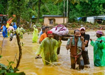 Mueren cerca de 100 personas por deslizamientos de tierra en sur de India