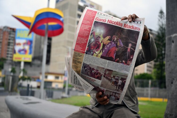 Un hombre lee un periódico en Caracas el 29 de julio de 2024, un día después de las elecciones presidenciales venezolanas. Foto AFP.