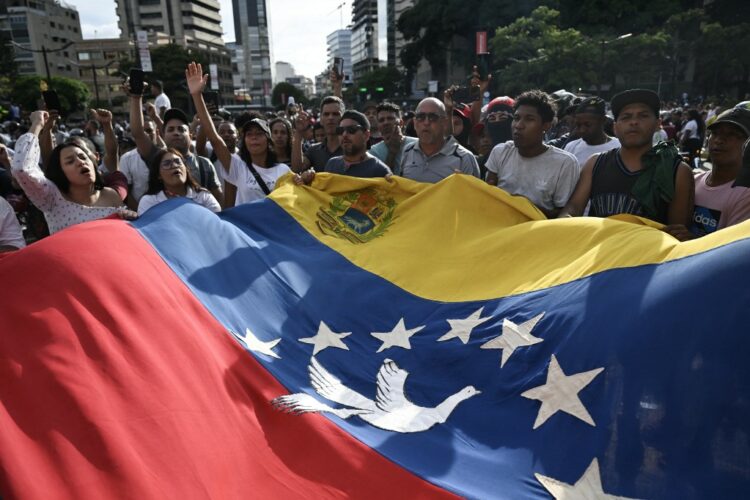 Decepción. La oposición no llamó a protestas, pero miles salieron a 
las calles a reclamar por el resultado del domingo.  Foto AFP.