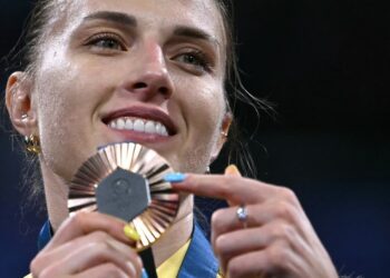 La esgrimista Olga Kharlan gana la primera medalla para Ucrania en París 2024