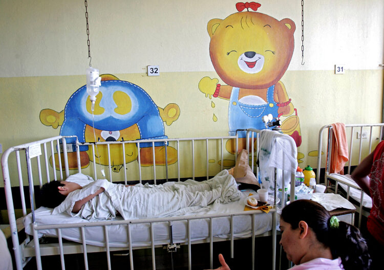 Más de 100 muertes por dengue acumularon las administraciones de ARENA y FMLN. Foto: Diario El Salvador.