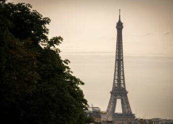 Tres heridos por la explosión de batería de un patinete en una discoteca latina en París