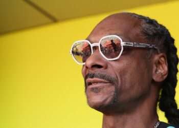 El rapero estadounidense Snoop Dogg llevará la antorcha olímpica en la última jornada del relevo