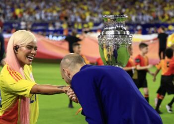 Las redes se dividen en críticas y halagos para Karol G en la Copa América