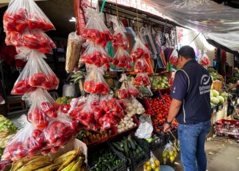 Defensoría del Consumidor inspecciona precios en mercados de Morazán y La Unión