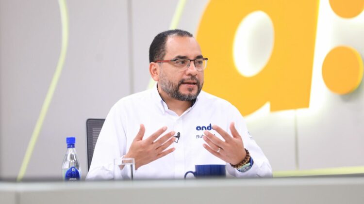 El presidente de ANDA, Rubén Alemán, destaca los avances en la construcción de la potabilizadora. Foto: Cortesía.