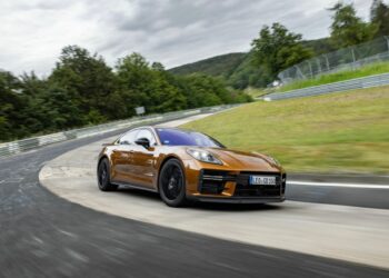 El nuevo Porsche Panamera deja un récord en su estela del circuito Nürburgring Nordschleife