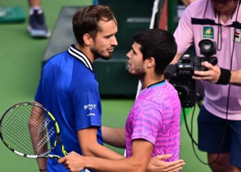 Alcaraz y Medvedev repetirán semifinal en Wimbledon; Sinner eliminado