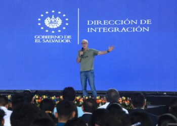 Dirección de Integración entrega 2,000 becas universitarias