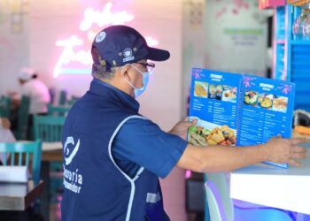 Defensoría inspecciona comercios en aeropuerto internacional de El Salvador