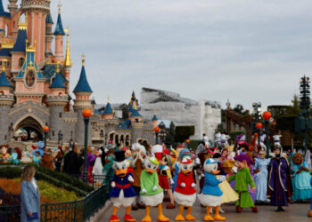 Trabajadores de Disneylandia amenazan con una huelga por sus salarios