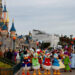 Trabajadores de Disneylandia amenazan con una huelga por sus salarios
