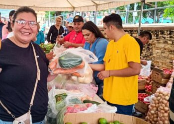 Los salvadoreños encuentran un alivio económico con los agromercados habilitados por el Gobierno
