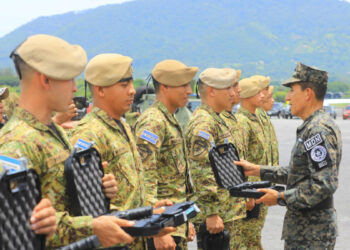 Ministro de Defensa entrega armamento de combate al Comando de Fuerzas Especiales