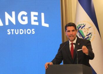 El famoso productor y actor Eduardo Verástegui disfruta de unas pupusas en Olocuilta