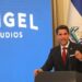 El famoso productor y actor Eduardo Verástegui disfruta de unas pupusas en Olocuilta