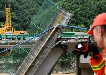 Hundimiento de un puente en China deja 11 muertos y 30 desaparecidos