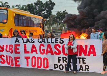 Guayaquil, con protestas por alza al precio de la gasolina